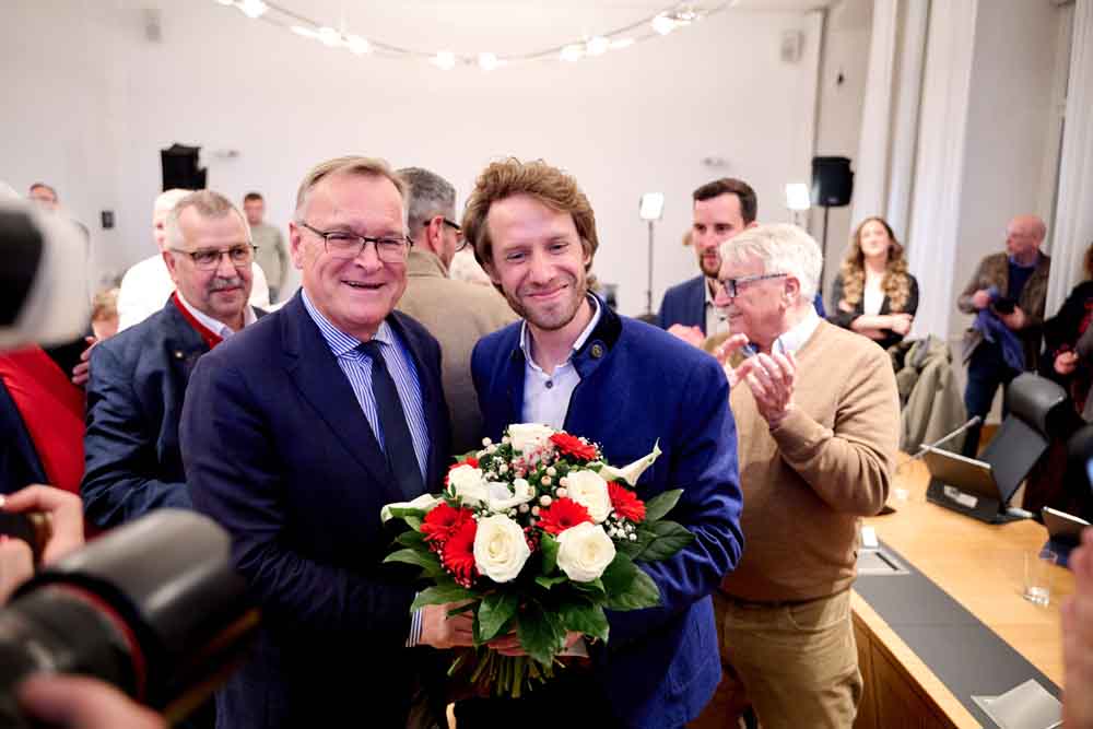 Oberbürgermeister Andreas Starke gratuliert seinem Nachfolger Sebastian Martins Niedermaier zum Sieg bei der Stichwahl