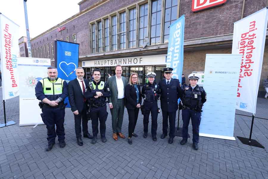 Oberbürgermeister Dr. Stephan Keller hat die neuen "SiBu-Streifen" mit Polizeipräsidentin Miriam Brauns, Thomas Hermsen, Leiter Bundespolizeiinspektion Düsseldorf, sowie Henryck Fiedler, Leiter DB Sicherheit in NRW, vorgestellt