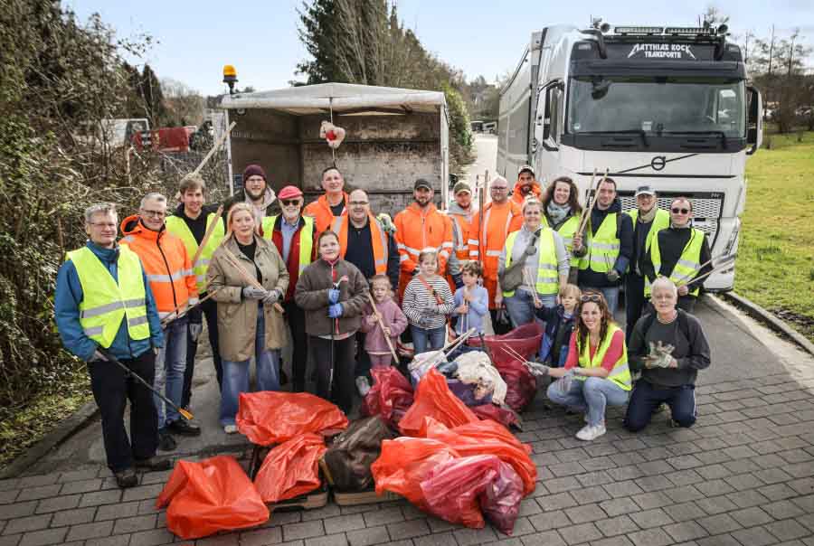 Bürgermeisterin Julia Jacob beteiligte sich mit rund 20 Engagierten aus der Bürgerschaft sowie Mitgliedern des Bürgervereins Essen-Haarzopf / Fulerum e.V. rund um Wolfgang Krämer an der Müllsammlung im Quartier
