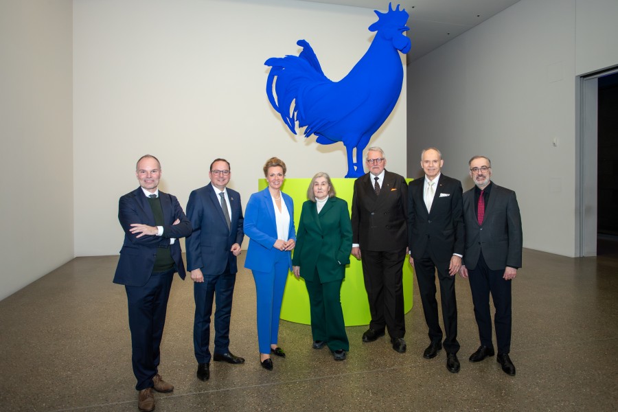 Offizielle Einweihung der Skulptur Hahn und Podest von Katharina Fritsch in Anwesenheit von Ministerin Ina Brandes und dem Essener Oberbürgermeister Thomas Kufen im Museum Folkwang.