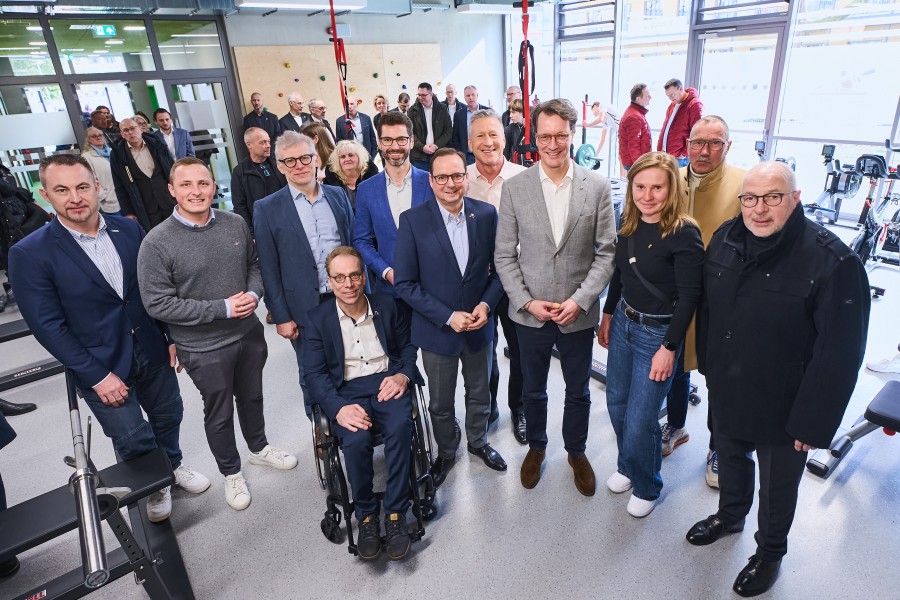 Oberbürgermeister Thomas Kufen mit NRW-Ministerpräsident Hendrik Wüst bei der Einweihung der neuen Sportanlagen am Essener NRW-Sportschulstandort