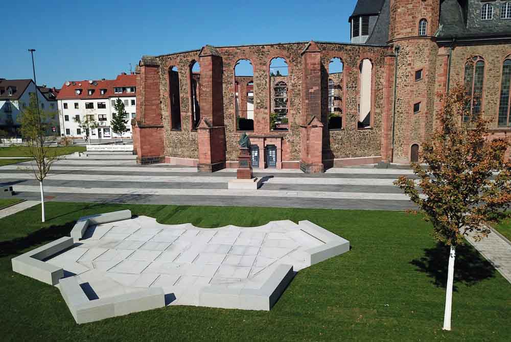 Wallonisch-Niederländische Kirche mit Platz