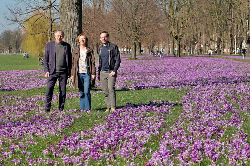 Umweltdezernent Jochen Kral, Renate Böhm, Vorsitzende Pro Düsseldorf e. V., und Julien Peine, Abteilungsleiter Gartenanlagen im Gartenamt