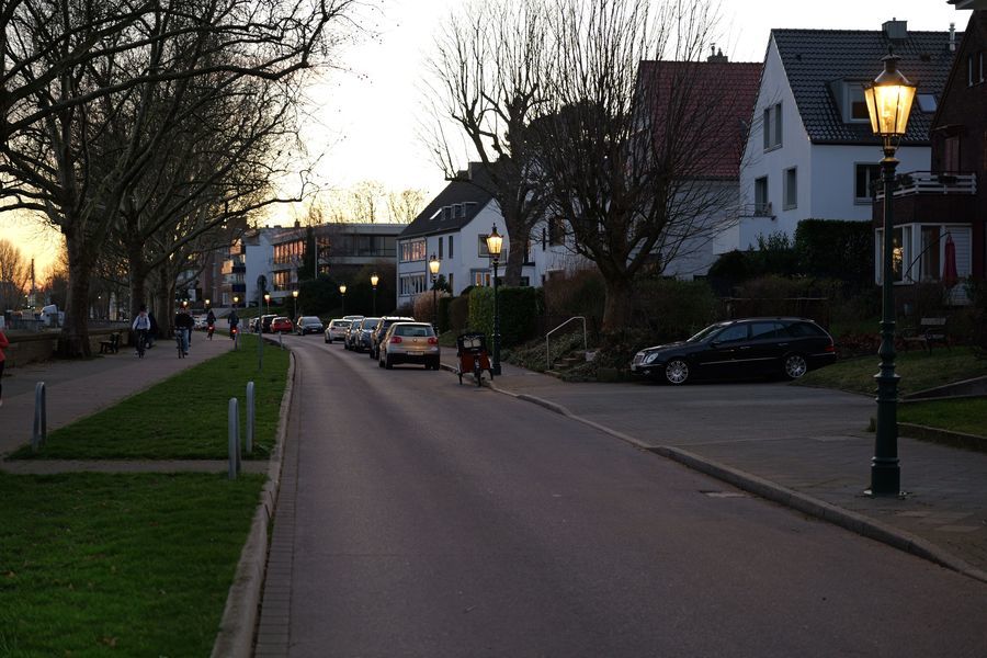Rheinallee in Heerdt mit Leuchten des historischen Modells Alt Düsseldorf
