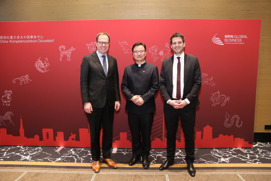 Yong Yu, Generalkonsul der Volksrepublik China, und Paul Höller, Staatssekretär im Ministerium für Wirtschaft, Industrie, Klimaschutz und Energie des Landes NRW