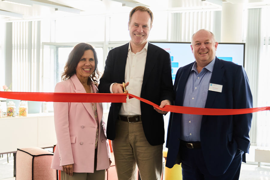 Oberbürgermeister Dr. Stephan Keller mit Olaf Wagner, Beigeordneter für Personal, Organisation, Digitalisierung und Bürgerservice, und Bettina Mötting, Leiterin des Hauptamtes