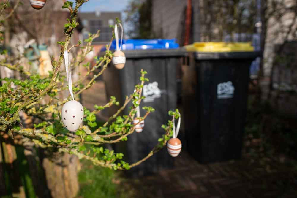 Mülltonnen und Osterstrauß