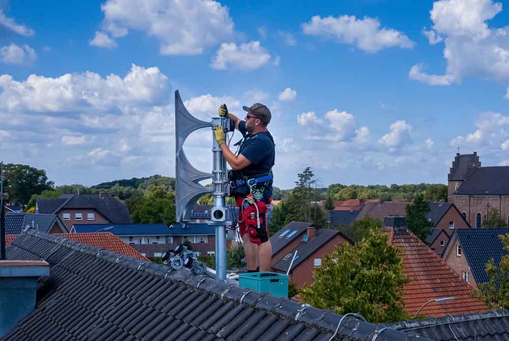 Mann überprüft Sirene