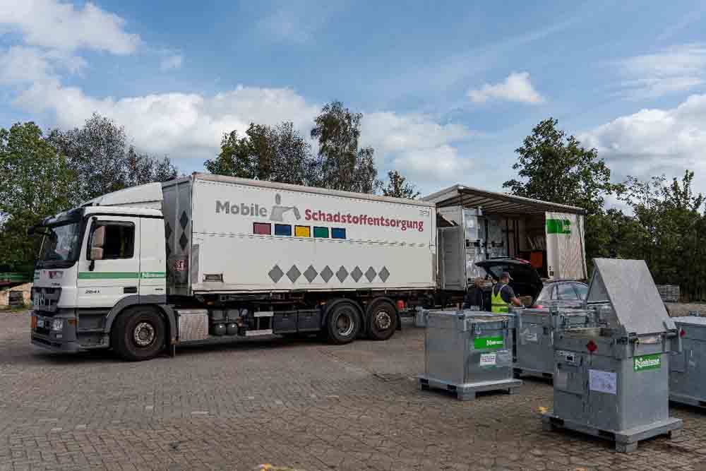 Truck sammelt Schadstoffe ein