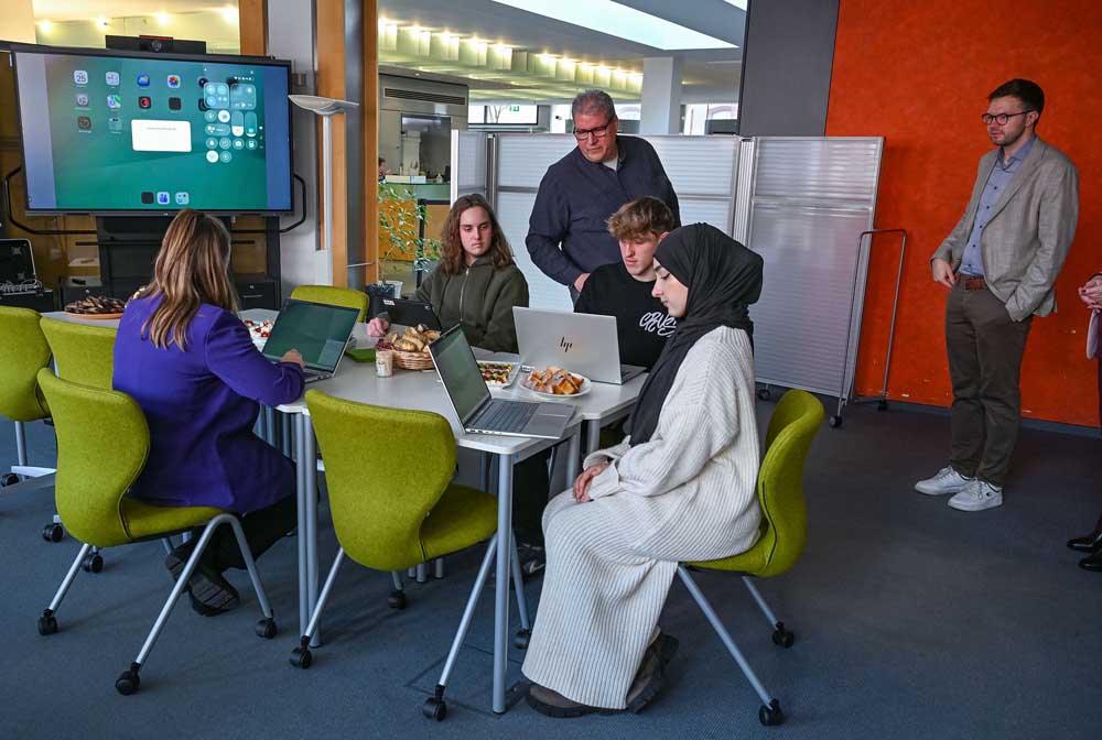 Menschen in der VHS-Lounge