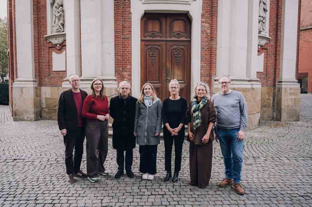 Kulturdezernentin Cornelia Wilkens und Kulturamtsleiterin Frauke Schnell mit der Jury des Preises der Stadt Münster für Internationale Poesie