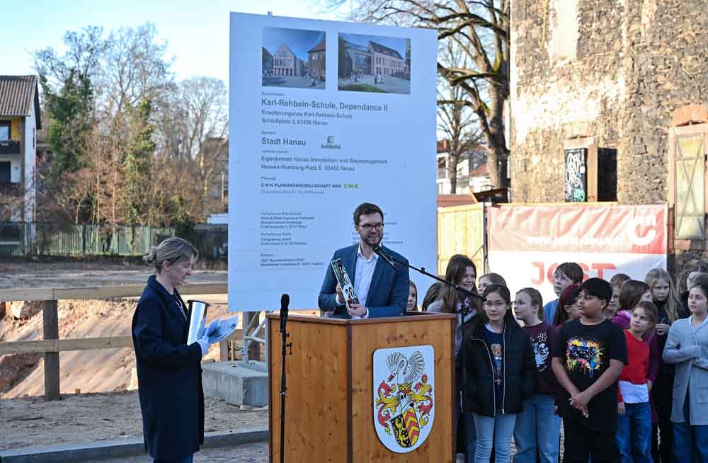 Im Rahmen der Feierlichkeiten wurde eine symbolische Zeitkapsel von Bürgermeister Dr. Maximilian Bieri und IBM-Leiterin Sibylle Jesgarz vorgestellt