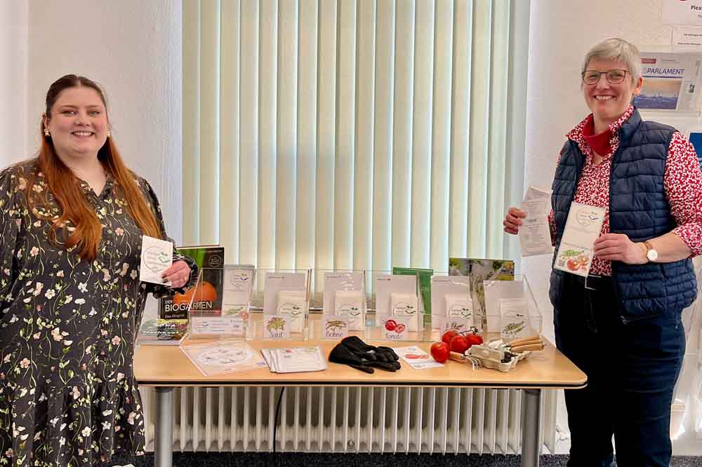 Gudrun Völcker, Leiterin der Stadtbücherei, stellte mit der Auszubildenden Lisa Halfmann die neue Saatgutbibliothek vor