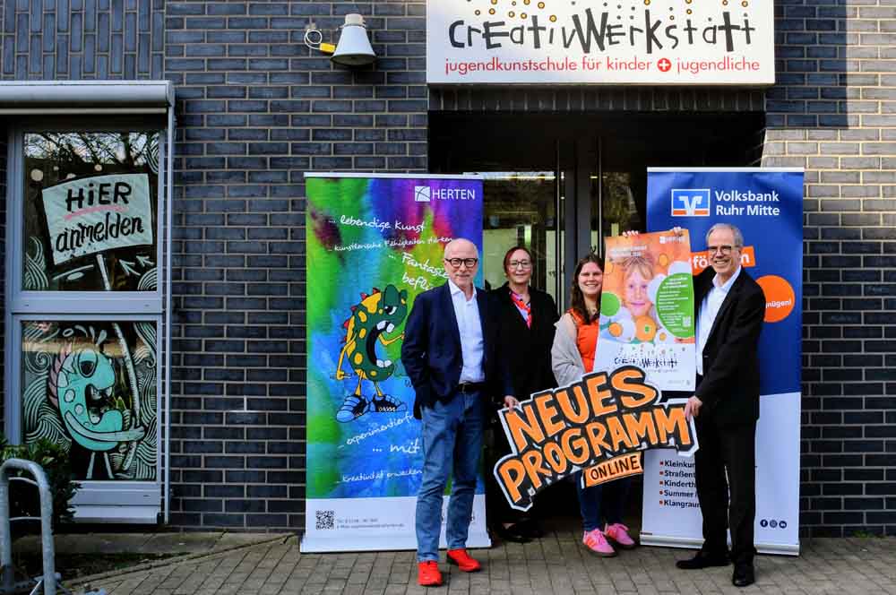 Bürgermeister Fred Toplak, Marion Rühl (Volksbank Ruhr Mitte), Linda Koitka (Sachgebietskoordinatorin der Stadt Herten) und Ingo Abrahams (Vorstand Volksbank Ruhr Mitte)