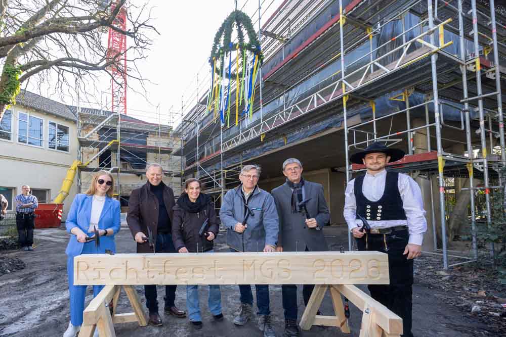 Stephanie Dick (v.l.), Chris Gössling (beide BKS Architekten), Schulleiterin Eva Hardt, Dirk Blanke (Amt für Immobilienmanagement), Bezirksbürgermeister Thomas Marquardt und Zimmermann Swidbert Martini
