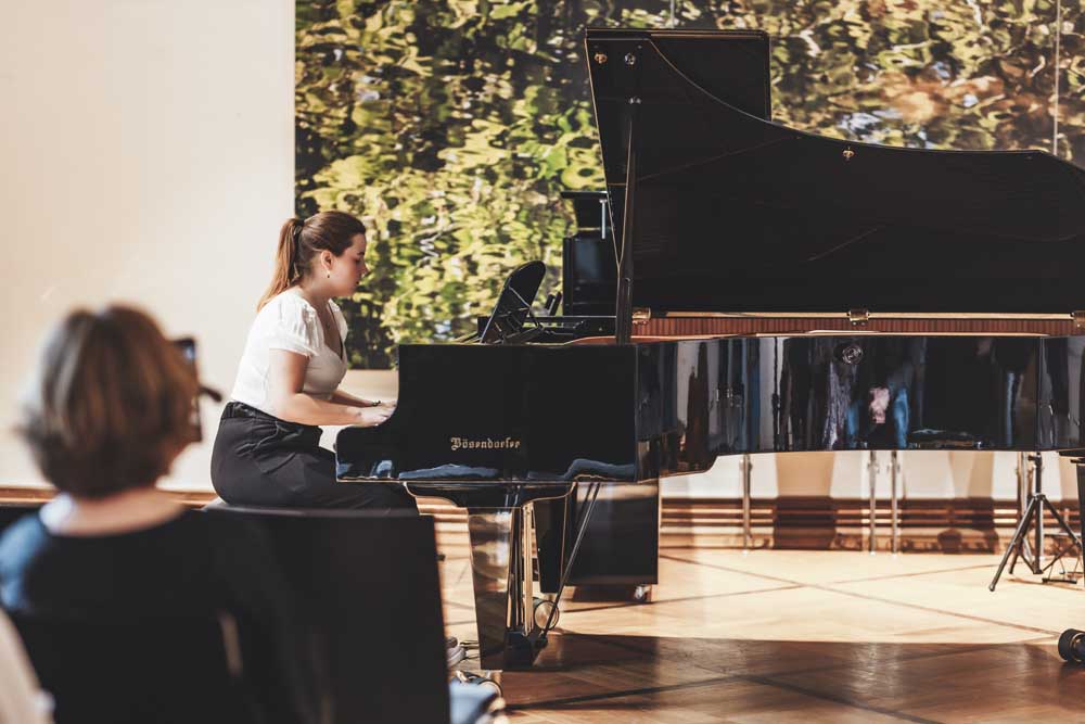 Mädchen spielt Klavier