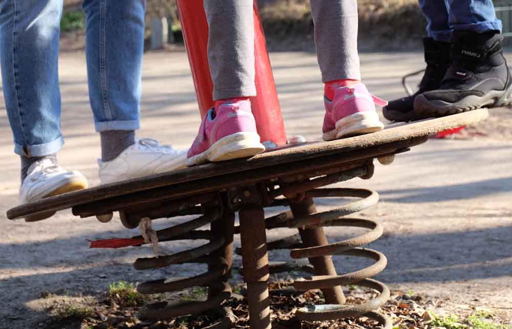 Kinder auf Spielgerät
