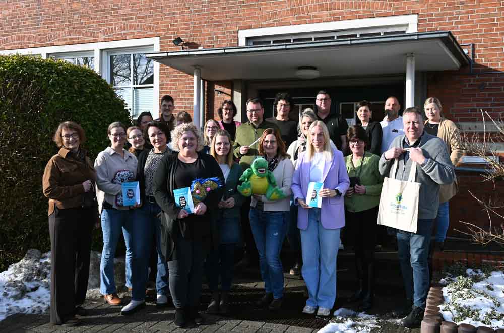 Leiterin des Gesundheitsamtes, Heike de Vries (links im Bild), gemeinsam mit den Mitarbeiterinnen und Mitarbeitern in der Jahnstraße in Leer