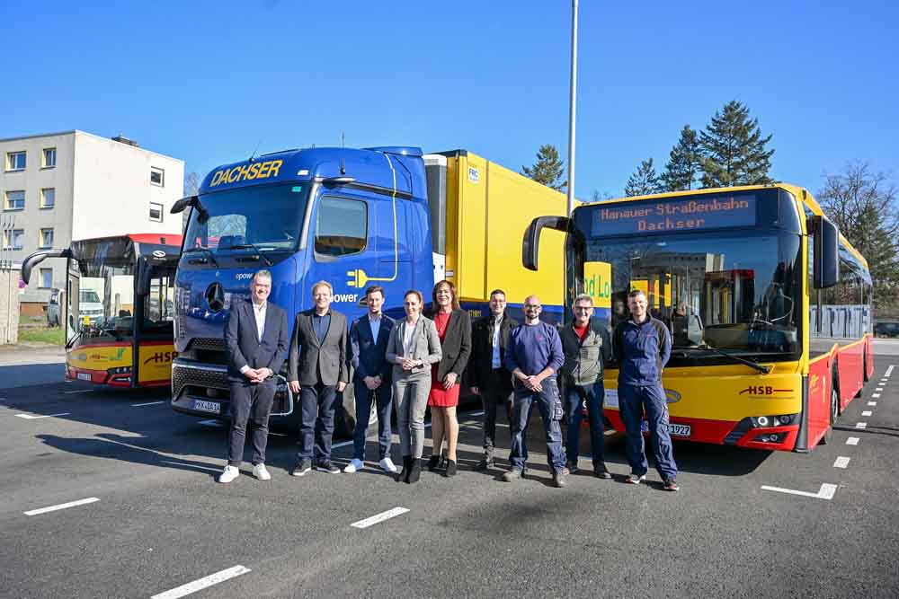 Daniel Ebel Outbound Manager), Sebastian Rysse (General Manager), Marius Lehr (Inbound Manager; alle drei von DACHSER Logistikzentrum Rhein-Main Food Logistic), Isabelle Hemsley, Stadträtin und HSB- Aufsichtsratsvorsitzende, Corinna-Maria Schulte, HSB-Geschäftsführerin, Philippe Ehmes, Technischer Leiter Infrastruktur bei HSB, Joachim Lock, Fleet Expert Dachser und Christian Janka, Technischer Leiter Werkstatt bei HSB