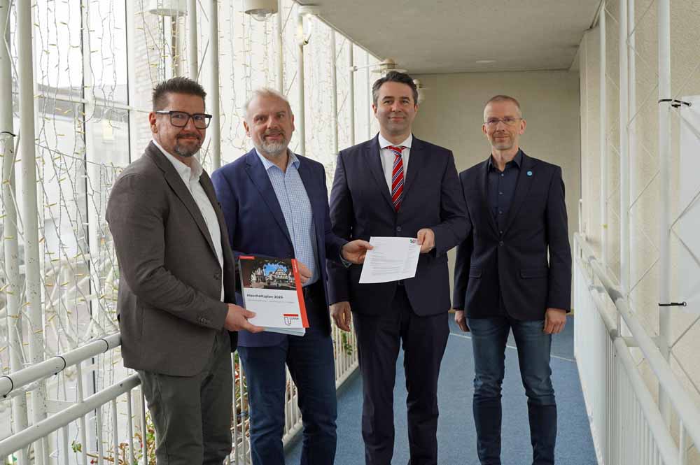 Stadtkämmerer Michael Strecker und Bürgermeister Dirk Wigant mit Kreisdirektor Philipp Reckermann und dem Sachgebietsleiter Finanzwirtschaft und Kommunalaufsicht des Kreises, Olaf Steuber