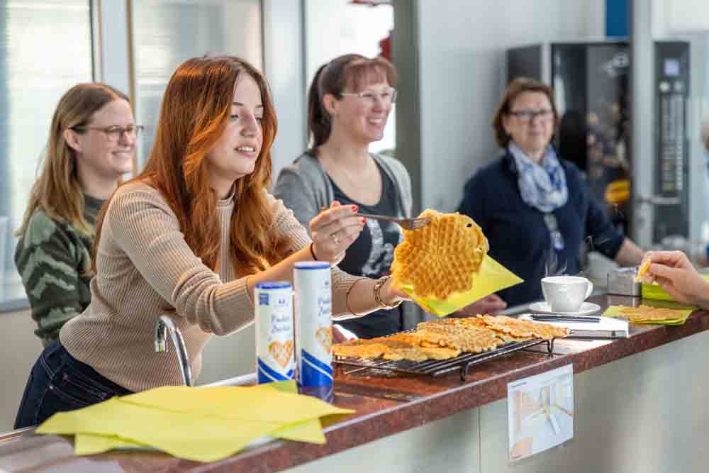 Frauen geben Waffeln aus