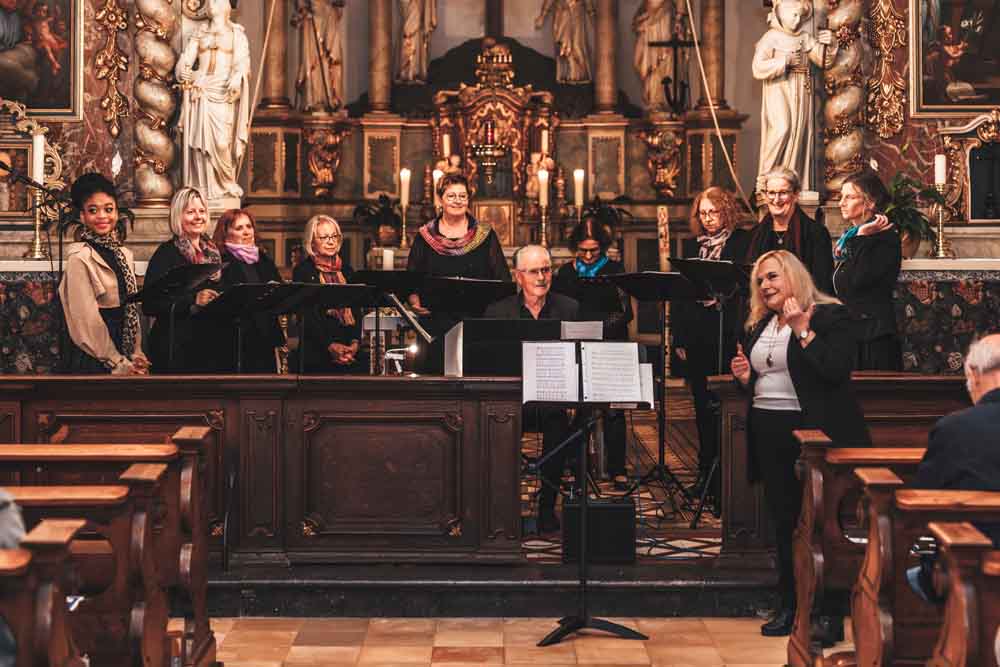 Barbara Adams-Heidbrink während eines Konzerts des Gesangsensembles „Belli Suoni"