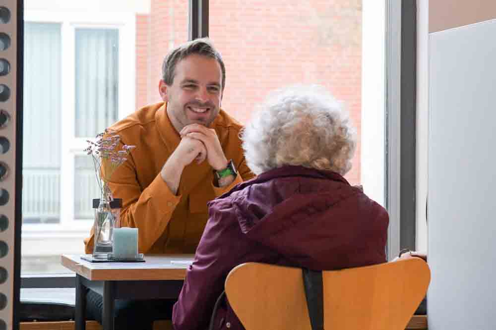 Menschen unterhalten sich