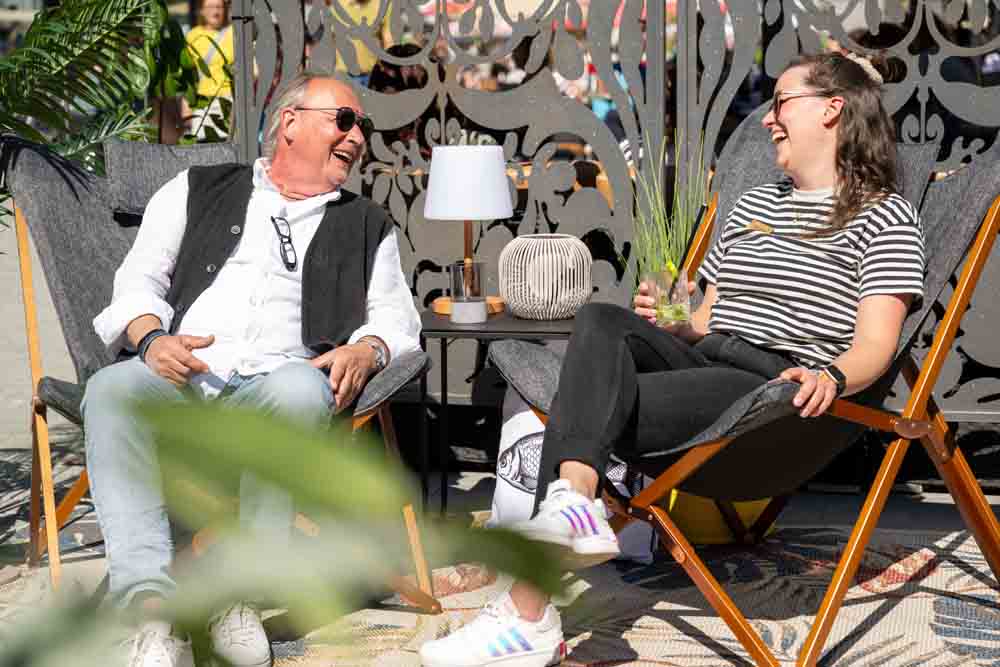 Mann und Frau auf Gartenstühlen