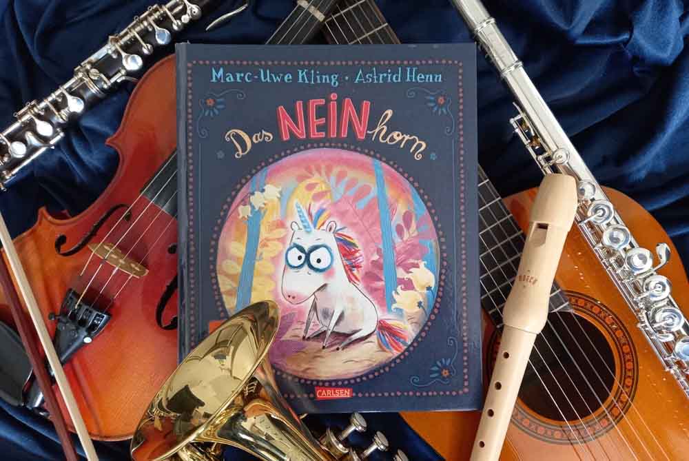 Buch "Das Neinhorn" zwischen Instrumenten