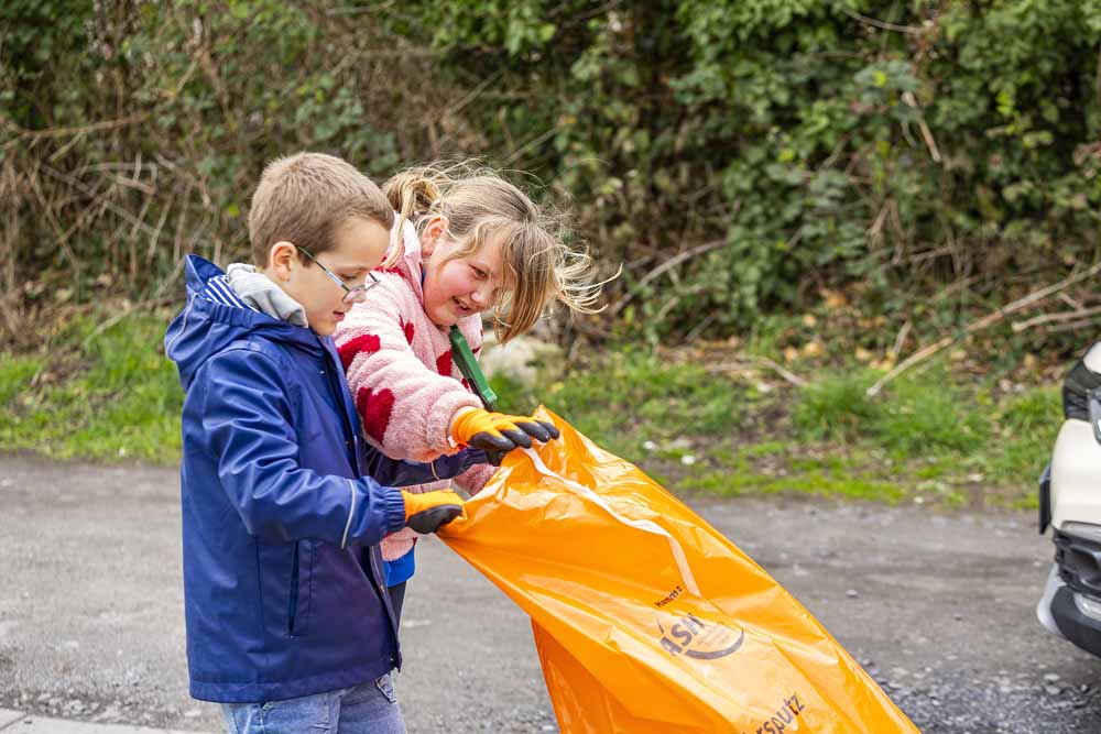 Kinder beim Müllsammeln
