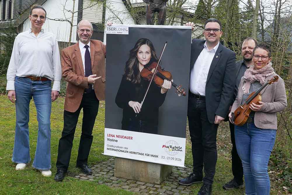 „Freundeskreis"-Vorsitzende Kristina Ossenkop, Musikschulleiter Paul Breidenstein, Bürgermeister Michael Joithe, Stellvertretender Schulleiter Adrian Ebmeyer und Edyta Pietrasch-Szyszko, Violinlehrerin und Fachbereichsleitung Streichinstrumente