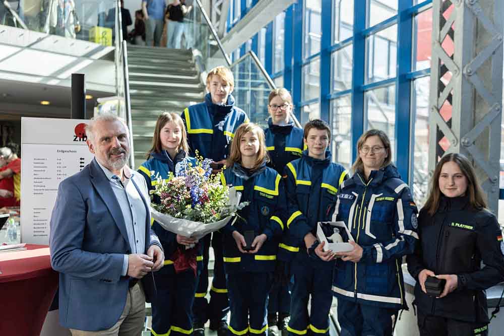 Bürgermeister Dirk Wigant überreichte den Ehrenamtspreis "Ehr-Win" bei der 16. Ehrenamtsbörse in Unna an die Jugendgruppe des Technischen Hilfswerks (THW)