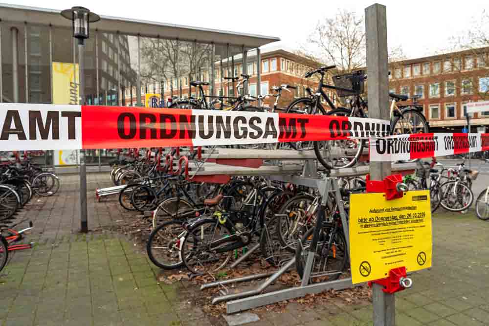 Abgesperrte Fahrradständer im Berliner Platz