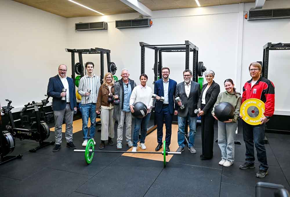 rank Bornmann (Leiter Amt für Bildung), Thomas Drepelcher (Fachstelle Sport Stadt Hanau), Andrea Höfle (Verein der Freunde der Karl-Rehbein-Schule), Thomas Wulff (Hanau Immobilien- & Baumanagement), Stephanie Noethen (Abteilungsleiterin Fachstelle Sport Stadt Hanau), Bürgermeister und Sportdezernent Dr. Maximilian Bieri, Stephan Rollmann (Schulleiter Karl-Rehbein-Schule), Christina Wüst (Stellvertretende Schulleiterin Karl-Rehbein-Schule), Sophia Ruppert (Schulsprecherin Karl-Rehbein-Schule) und Volker Lechtenberg (Lehrer an der Karl-Rehbein-Schule und Trainer Hanauer RC Hassia)