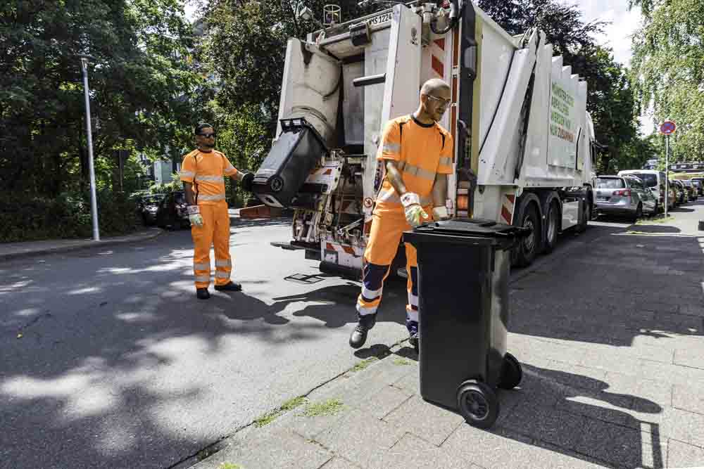 Müllmänner bei der Arbeit