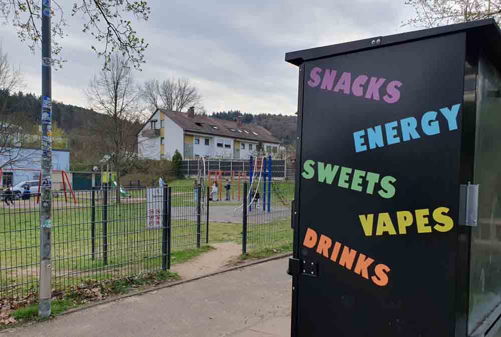 Verkaufsautomat vor einer Schule