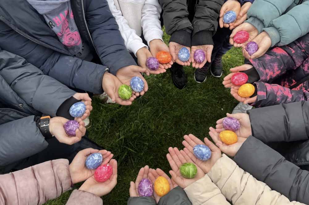 Kinder mit Ostereiern in der Hand