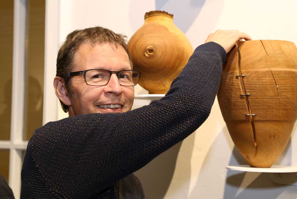 Künstler Klaus Kirchner mit seinen Objekten