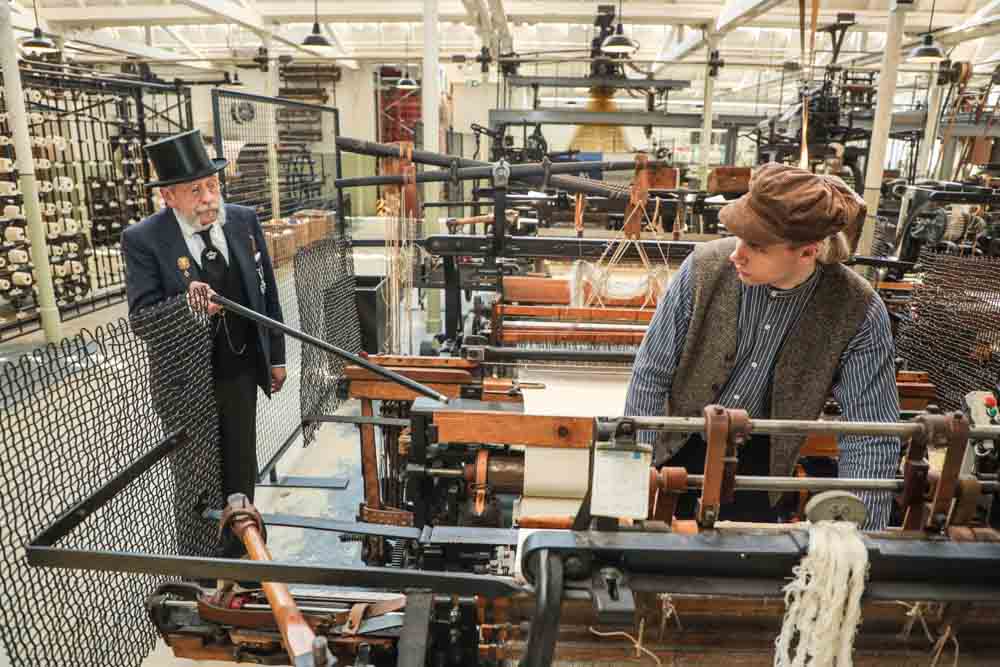 Die Gäste begleiten unter anderem einen Unternehmer und einen Tagelöhner beim Rundgang durch die Textilfabrik