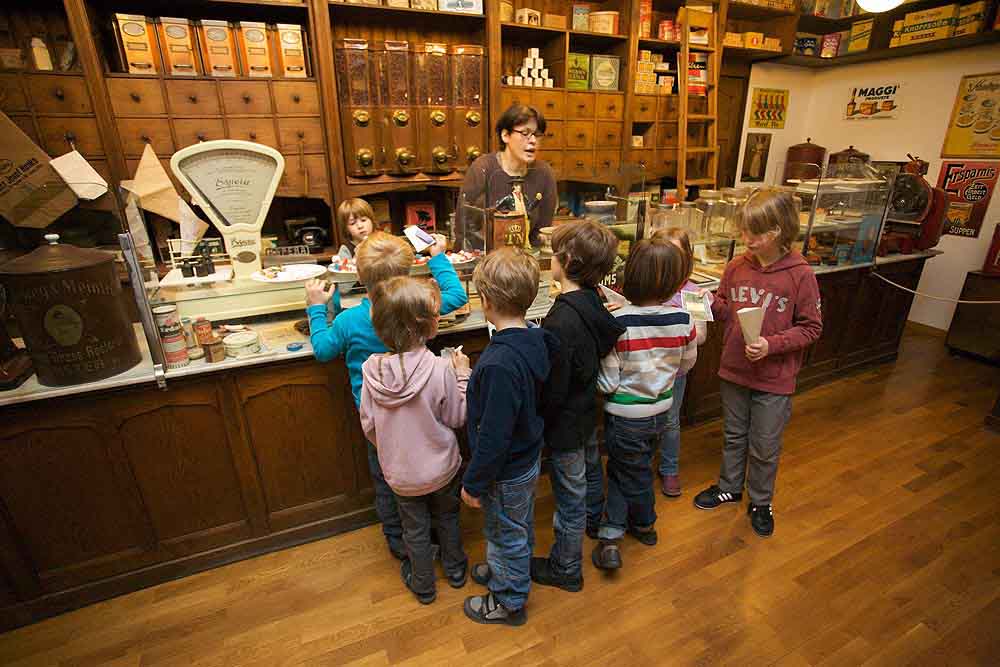 Kinder im historischen Ladenlokal Henke