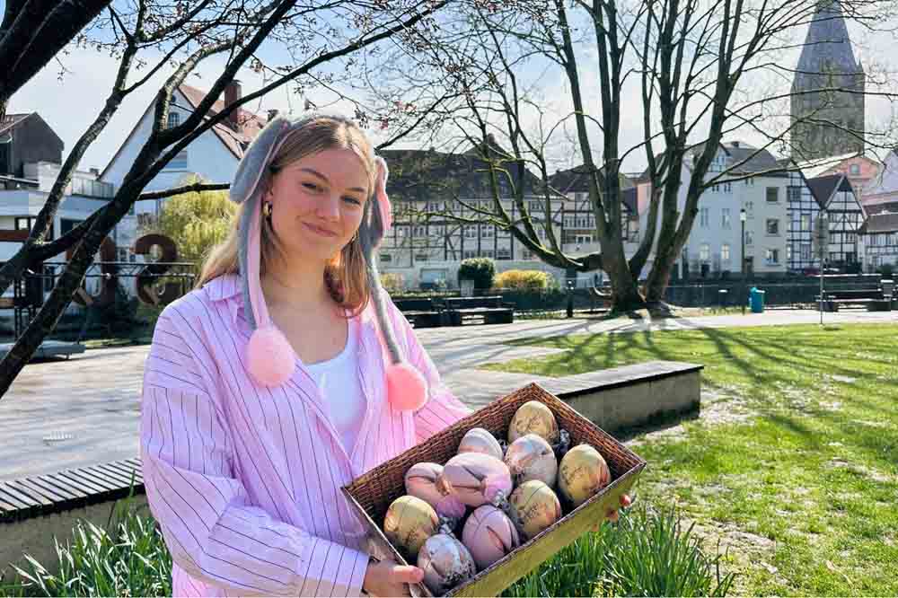 Frau mit Korb voller Ostereiern