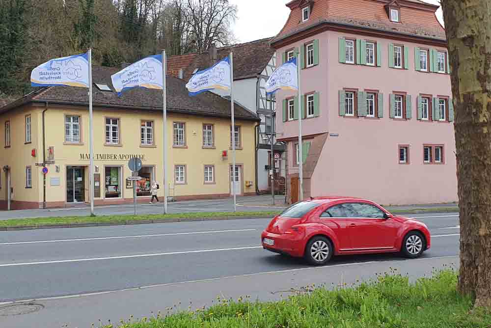 Jubiläumsfahnen am Stadteingang