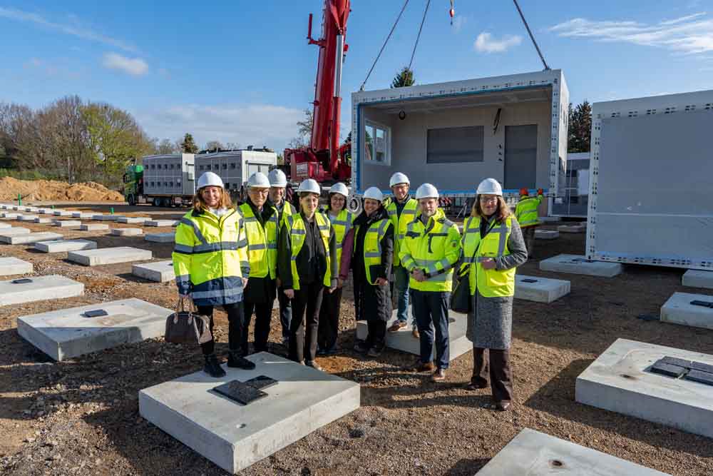 Claudia Schwan-Schmitz, Technische Beigeordnete; Oberbürgermeister Felix Heinrichs; Sascha Derichs, Fachbereichsleiter Schule und Sport; Claudia Schmitz, Rongen Architekten; Valeria Ziebart, gmmg; Nadine Mertens, Rongen Architekten; Daniel Sommer, Raimund Eckers und Oksana Drozdov, alle gmmg