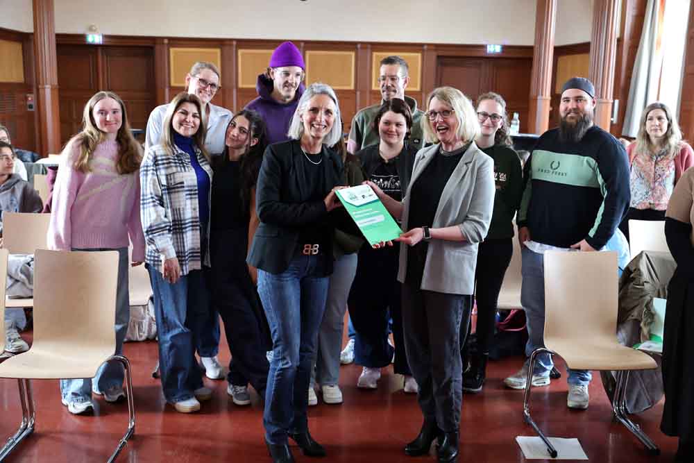 Beigeordnete für Bildung, Kultur und Sport Christiane Schüßler und die stellvertretende Schulleiterin Tanja Teßmer