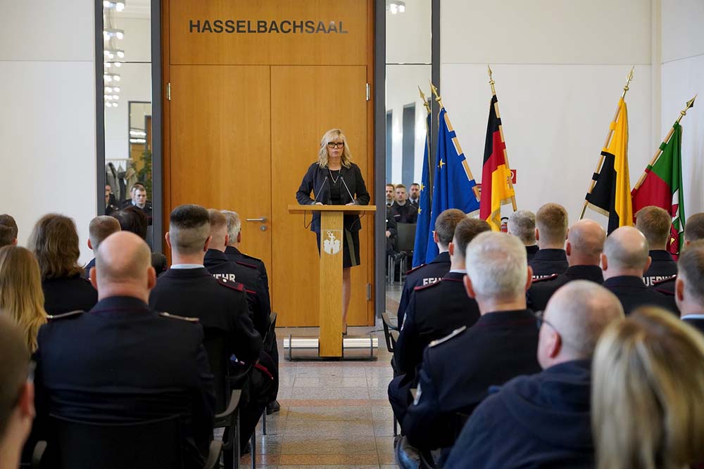 Oberbürgermeisterin Simone Borris begrüßt die neuen Auszubildenden der Berufsfeuerwehr Magdeburg