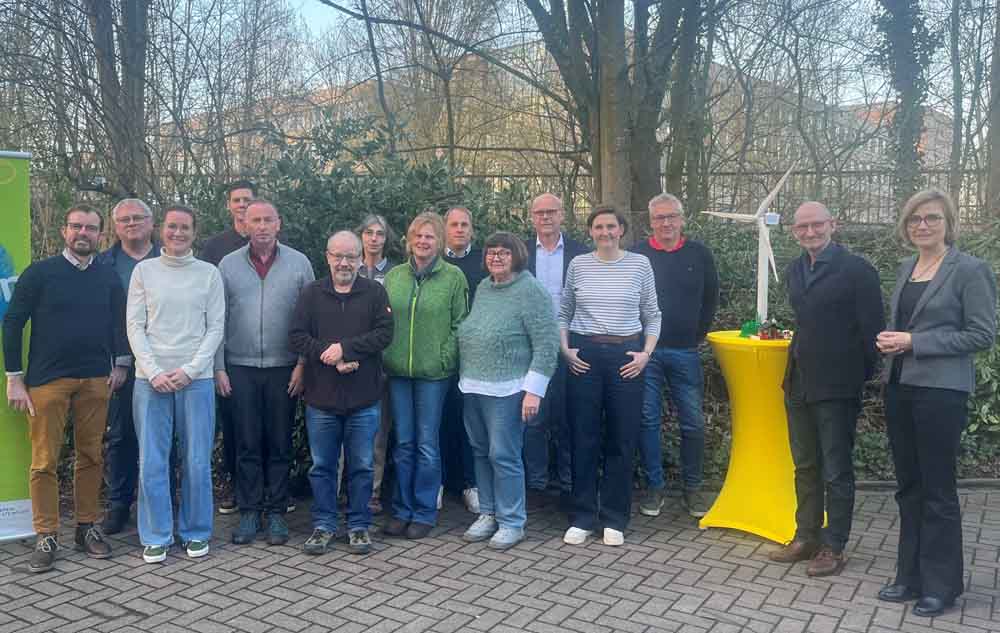 Maike Wilhelm und Hartmut Storch von der Biologischen Station Steinfurt mit Vertreterinnen und Vertretern von Naturschutz, Landwirtschaft, Bürgerwindparks und energieland2050 e.V.
