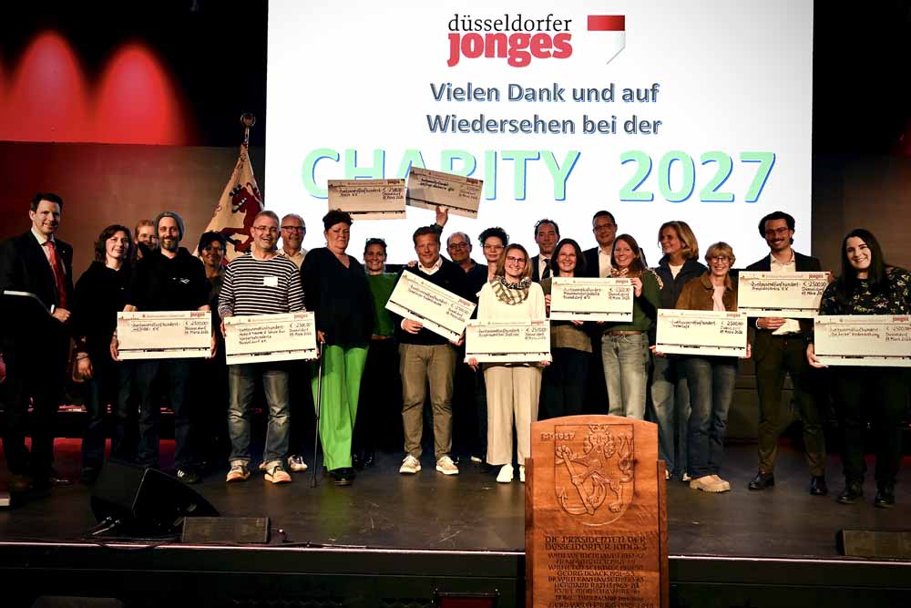 Vertreterinnen und Vertreter der geförderten Initiativen nehmen beim Charity-Abend der Düsseldorfer Jonges die Spenden entgegen
