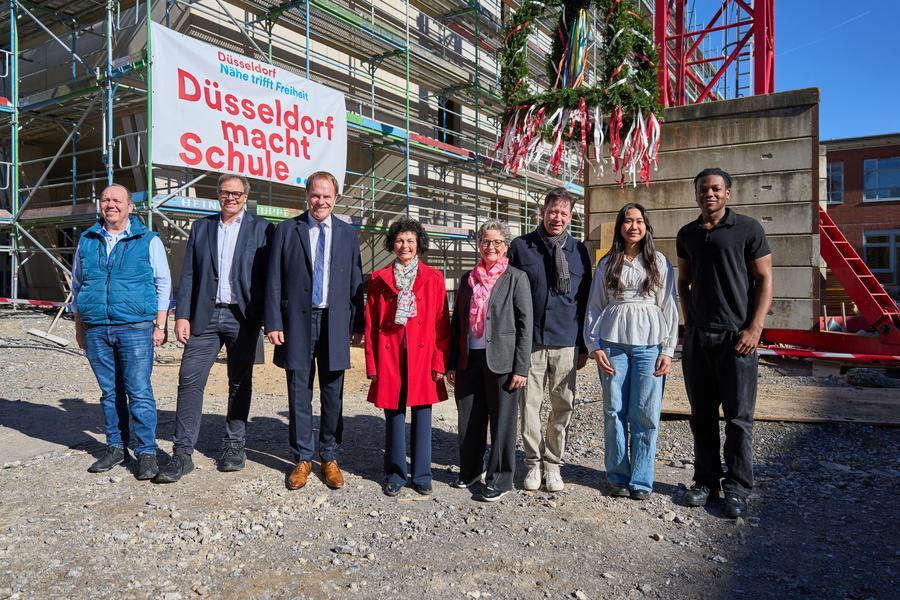Schmitt, blfp Architektur, OB Dr. Stephan Keller, Schulleiterin Regine Brochhagen-Klein, Amtsleiterin Dagmar Wandt, Stadtdirektor Burkhard Hintzsche sowie Schülersprecher Heidi und Joshua