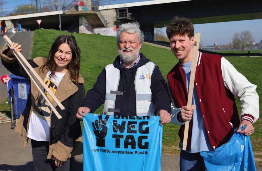 Die Gesichter des Dreck-weg-Tages 2026: Renata und Valentin Lusin (Profi-Tänzer, links und rechts). In der Mitte: DWT-Organisator Joachim Umbach