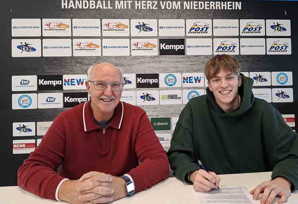 Jan Stolzenberg bei der Vertragsunterschrift